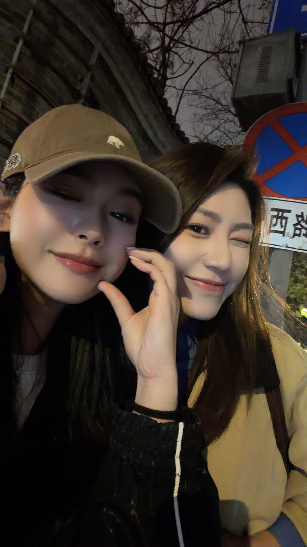 天呐，我和我姐妹刚才吃的烤鸭店！隔壁桌就是“泰国公主”，门口接车的都是大使馆的车