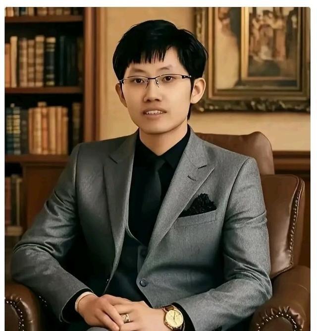 本以为横空出世的DeepSeek，是去跟硅谷巨头硬刚的国货之光。弄了半天，梁老板