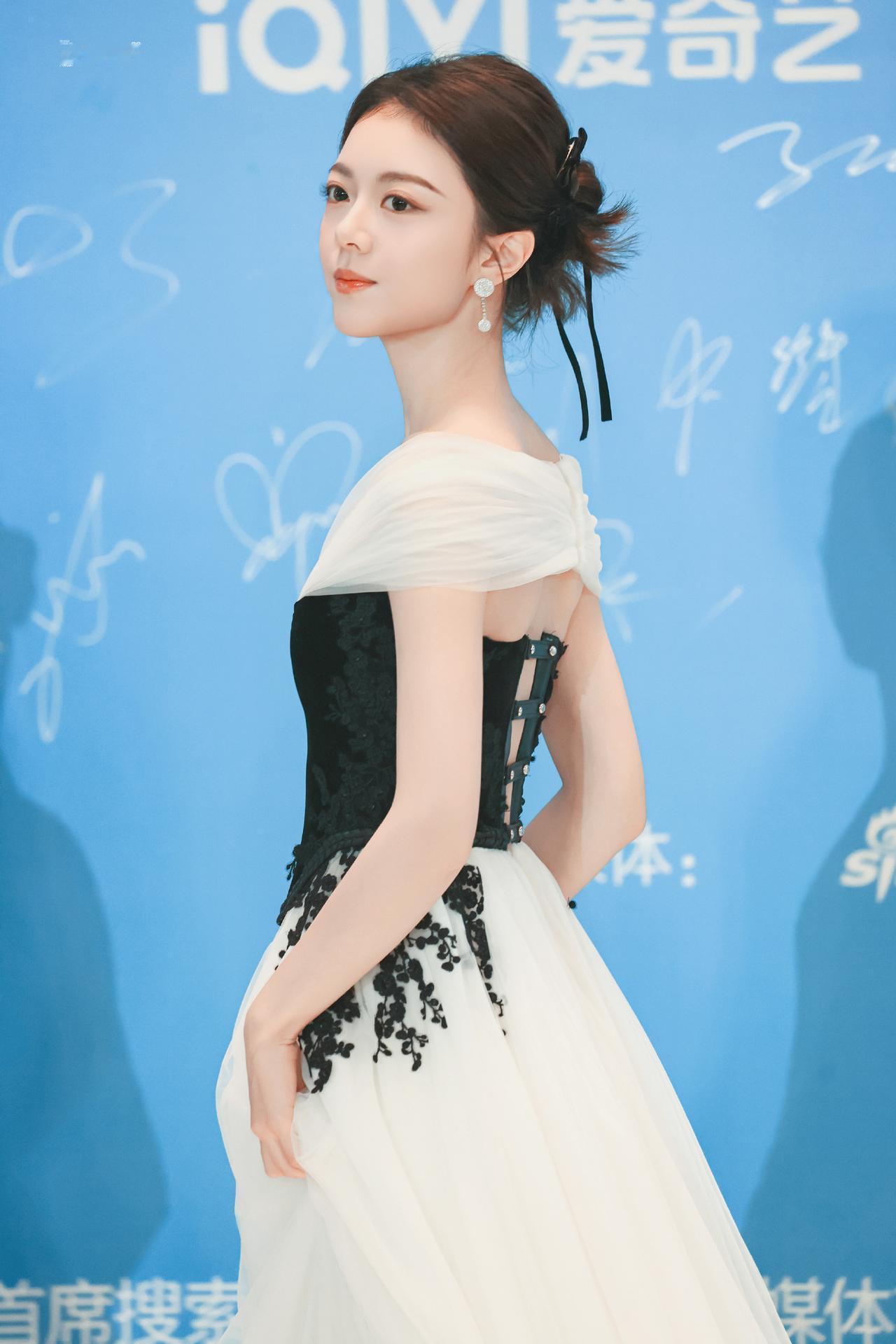 超美新图赵今麦写真