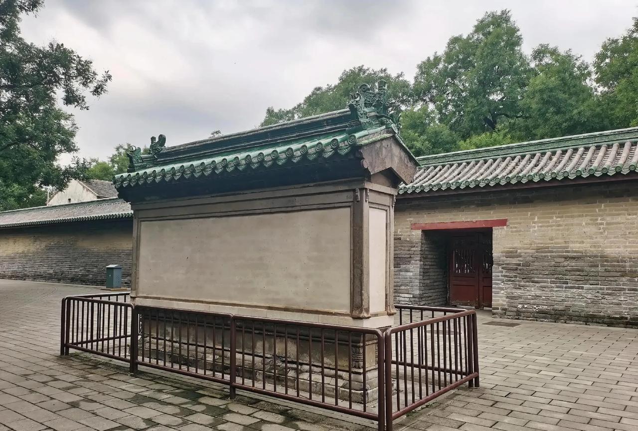 去天坛玩，本来打算到祈年殿里参观一下，进去以后，一看这人实在是太多了。没有到祈
