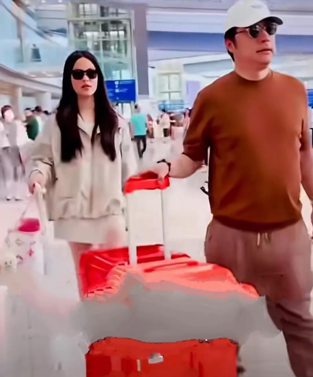 王诗龄放假回国，爸爸王岳伦到机场接机，王诗龄长大了，真的太漂亮了，长发披肩，卡其