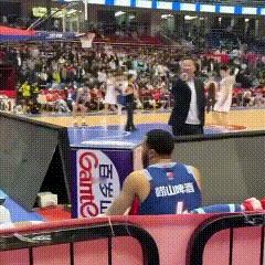 都说广东宏远主教练杜锋骂人，你们看看青岛男篮主教练刘维伟骂外援韦瑟斯庞骂得更狠，