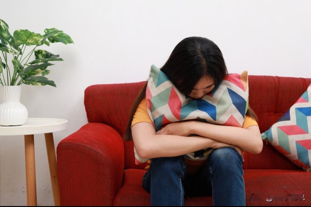 天津16岁女生被偷拍视频遭全校传播，母亲崩溃：人渣还在上学，我女儿在家想死当
