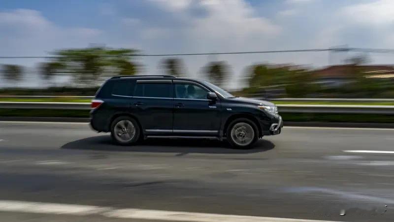 荣放和汉兰达哪款最实用丰田荣放和汉兰达这两款SUV，前者是全球SUV车型里的销量