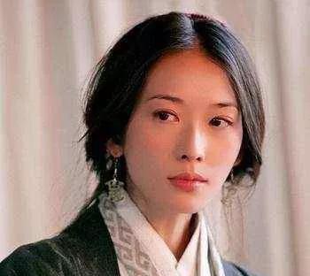 252年，孙权病重，皇后潘淑日夜照顾，疲惫不堪。一天夜里，几个宫女趁着潘皇后熟睡