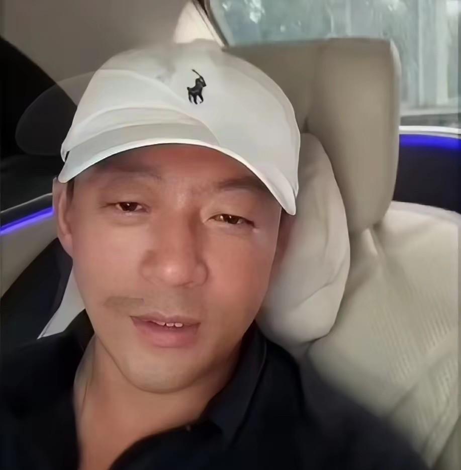汪小菲果然心思很细腻，这一次回去湾湾陪孩子，没让马筱梅跟着回来！他在去机场的车
