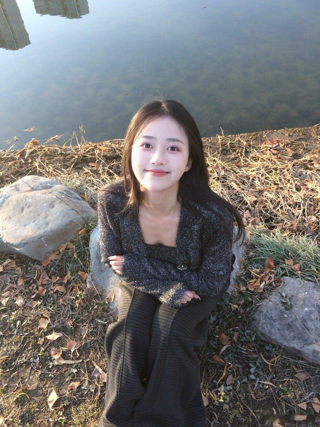 秋日暖阳下，静坐湖畔，享受宁静时光。🍂🍁🍂