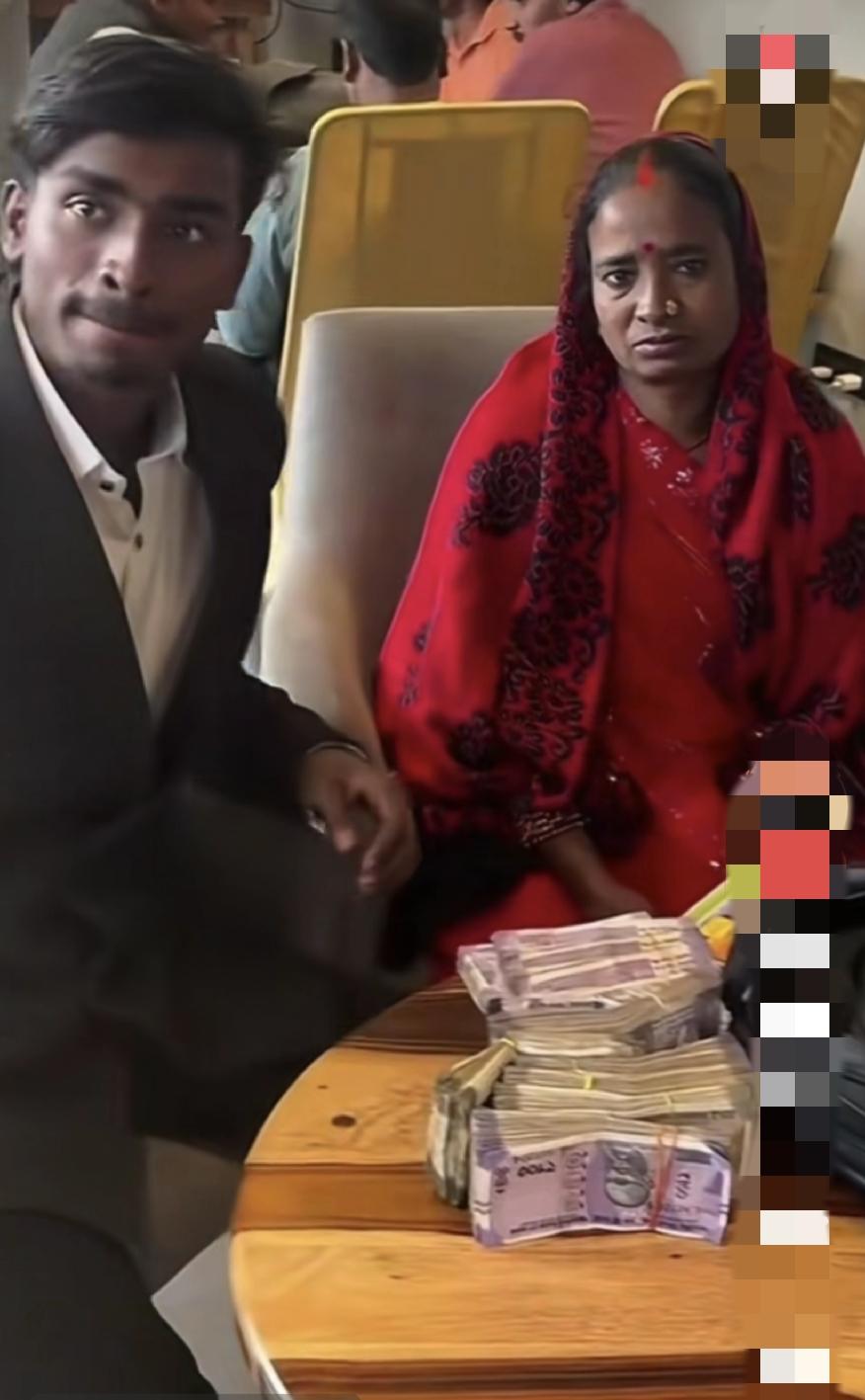 印度大哥领着老婆，去买摩托车，大哥买完车像兴奋的像小孩子不停的乐，在印度呢，摩托