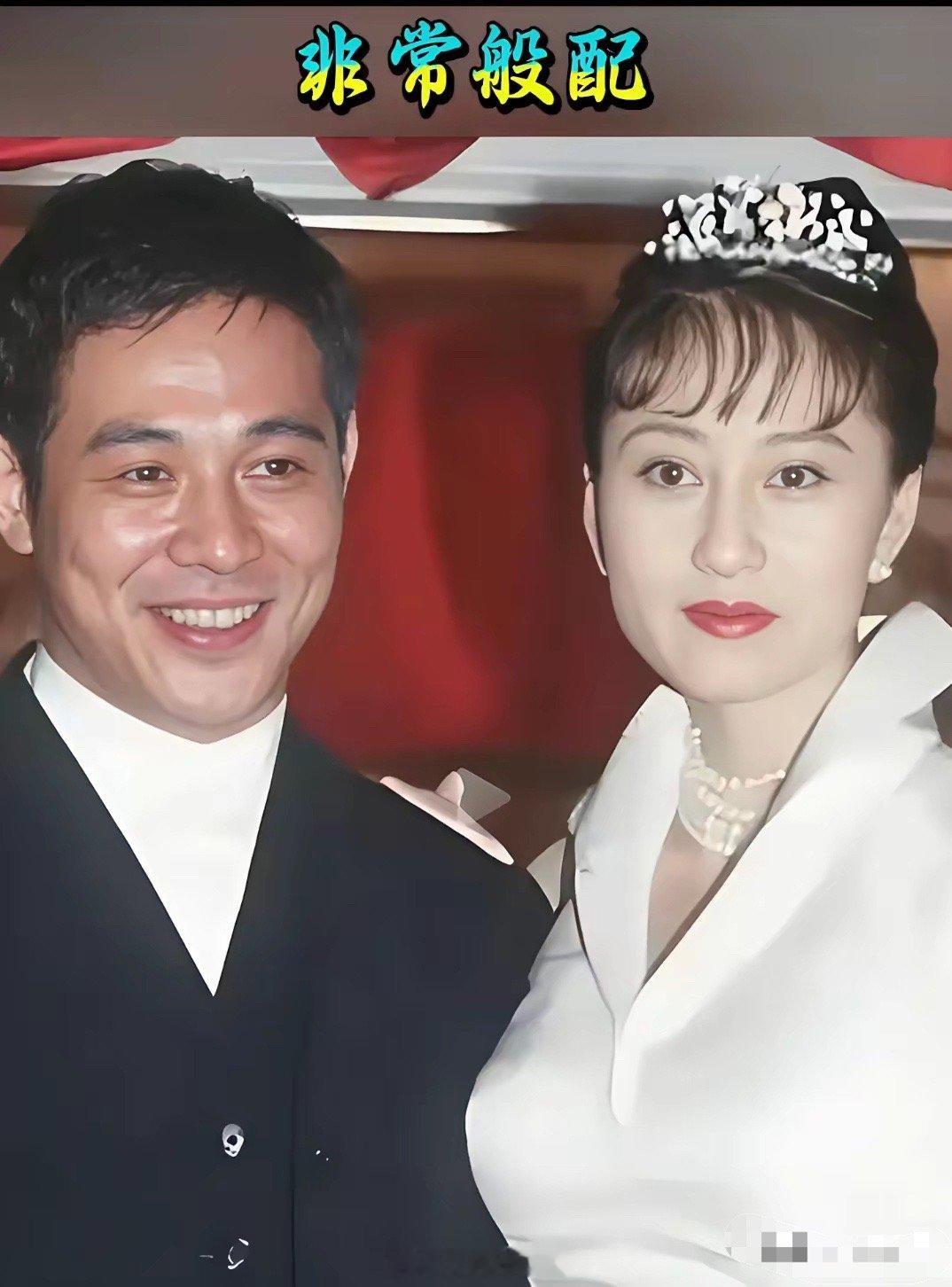 从图中看到李连杰很开心，但利智笑得很勉强，还是同赌王在一起的时候高兴得多！​​