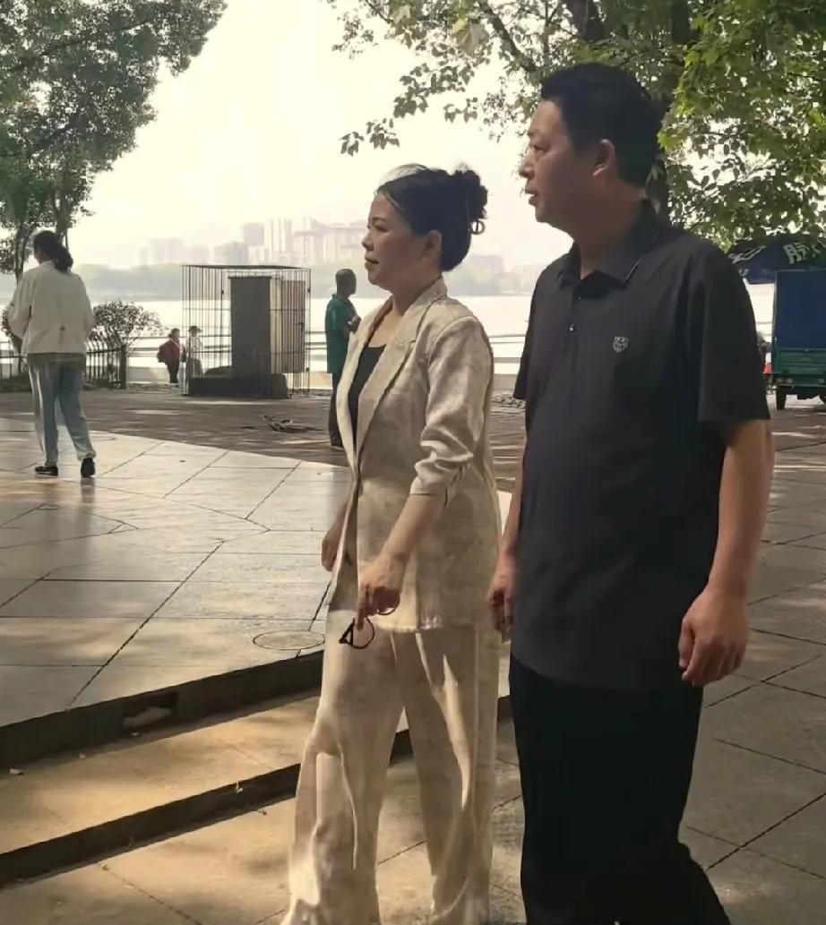 小勇子难倒啊!躲过了反什么敷什么那股风，又躲过寻某组组，13人落下来，就是没有他