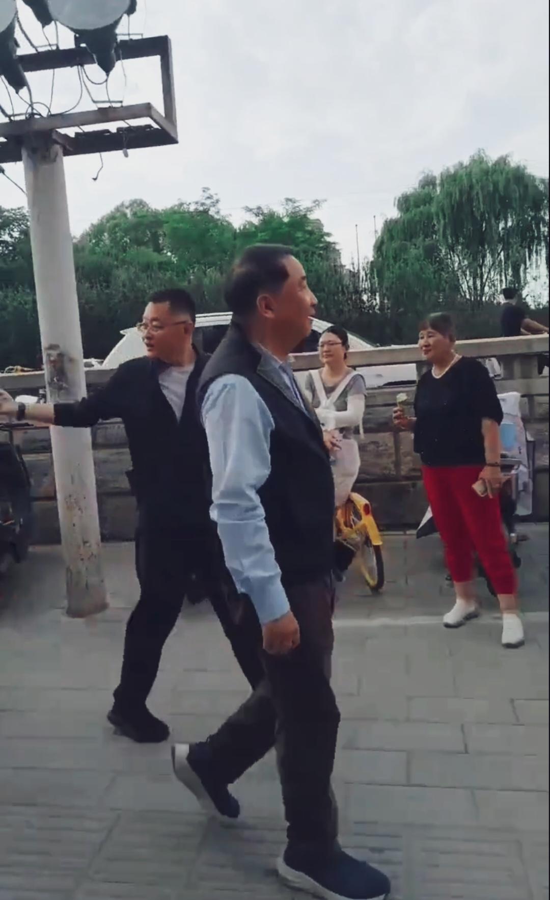 相声表演艺术家姜昆，街头被偶遇，开心的给大家打招呼，很随和。状态不错身体看着挺好