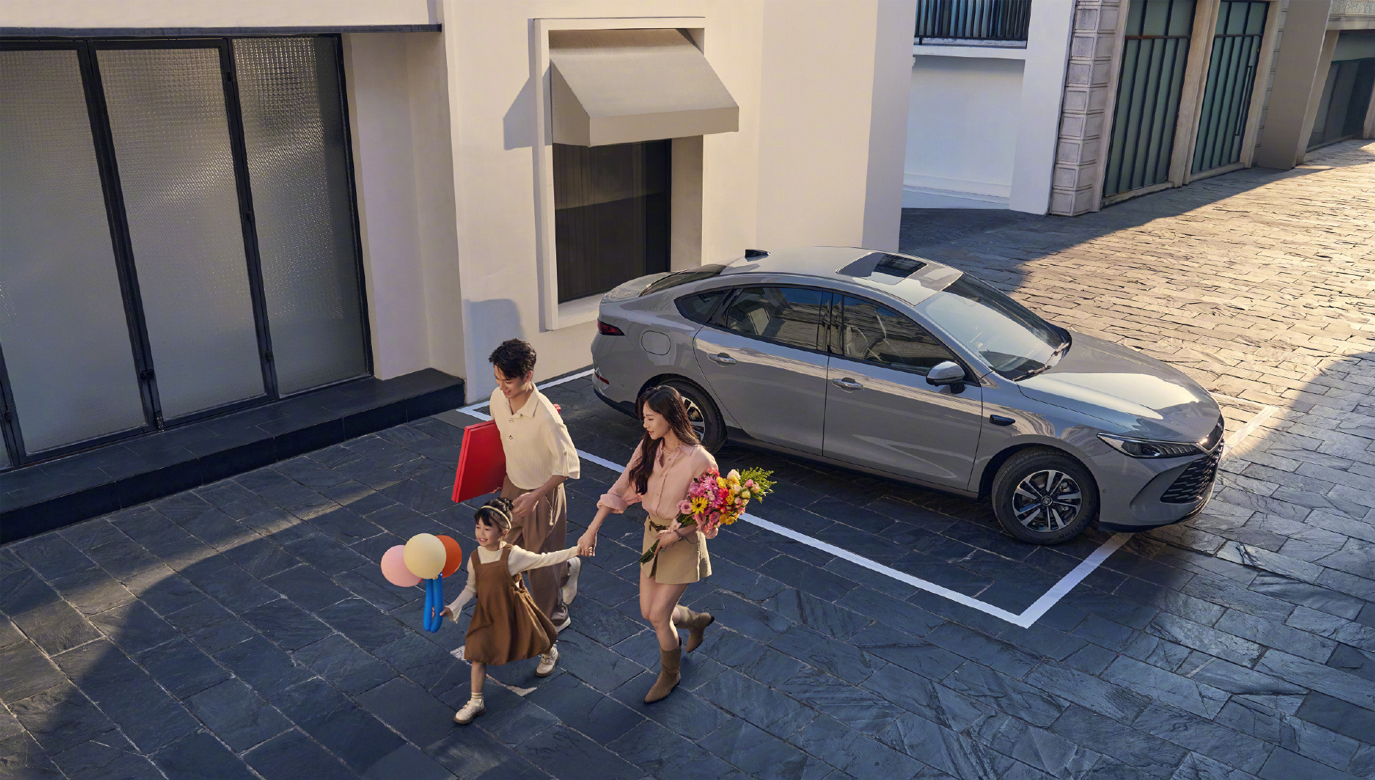 秦PLUS官宣7年低息夯爆了2月28日，比亚迪王朝网销售事业部总经理宣布，比亚迪