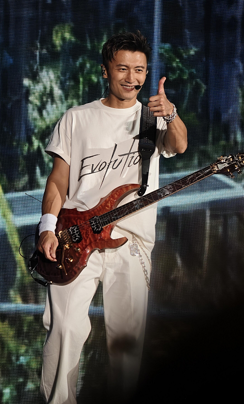 王菲低调现身谢霆锋鸟巢演唱会，26年温柔双向奔赴2026年谢霆锋北京鸟巢演唱
