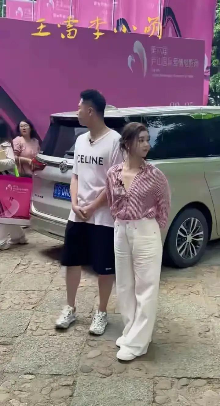 她站在那个顶流身边时，总像个误入发布会的高中生。157cm的身高，骨架纤细到让人