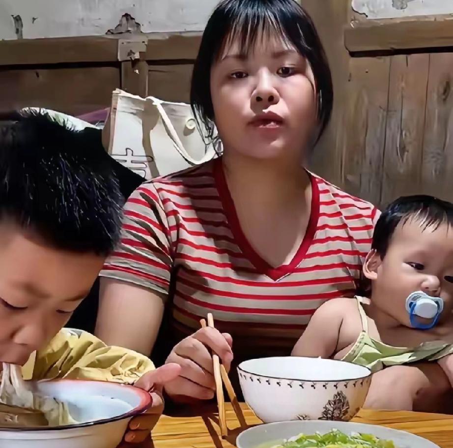 又怀上了。白宫美女发言人莱维特周五大大方方表示：已怀有二胎，将于不久暂别发言人