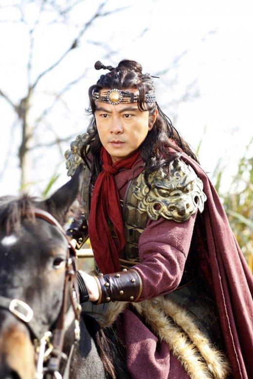 “程咬金根本没用过‘三板斧’！考古队在洛阳邙山挖开他孙子墓，出土铁斧一把——刃口