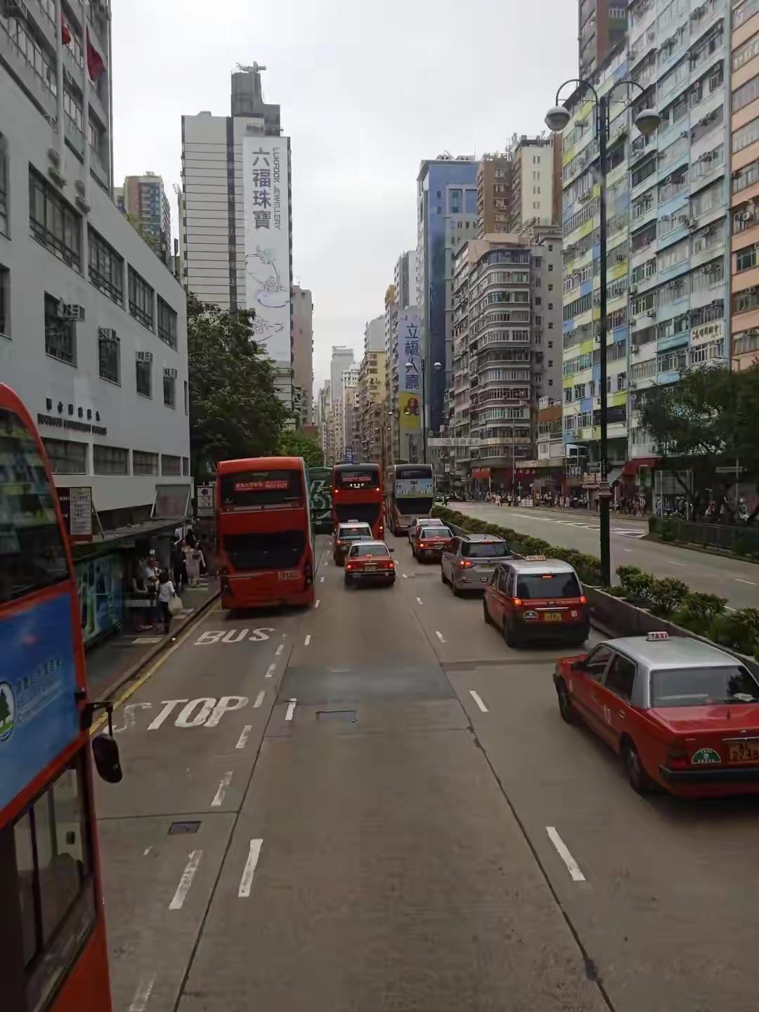 为什么内地地铁大多数都是亏本的，香港地铁是赚钱的。原因很简单，只要在香港坐过地铁