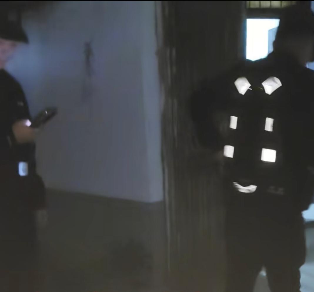 七十岁老人抓住女邻居的手问她,现在你老公去上班了,你的孩子也睡觉了,给你两百块钱