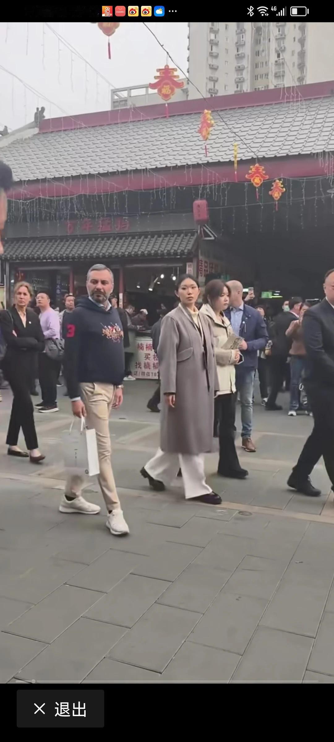 这俩妹子看似悠闲，其实是真保镖