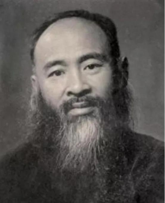 15岁的黄凝素嫁给53岁的张大千。婚后不久就怀孕了，孩子一个接一个地生，一共生了