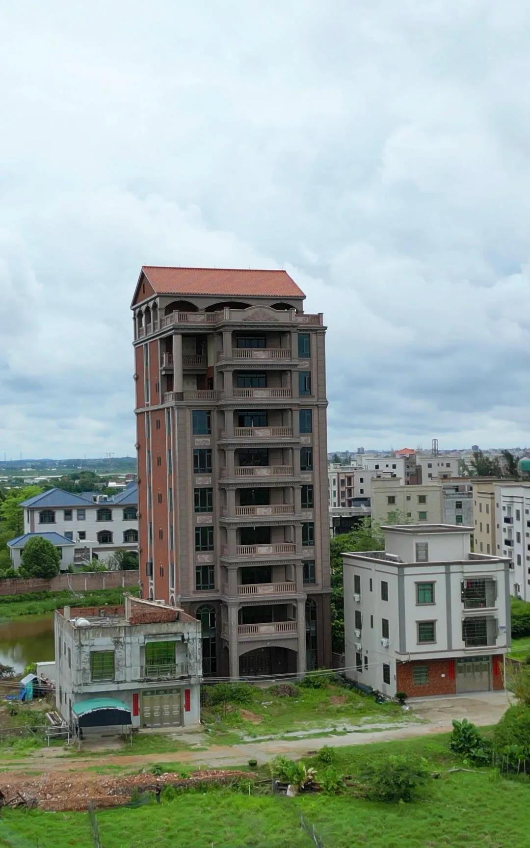 三兄弟相约建房，开始已经商量好了房子并排建一起，最后为何二哥却退后了10米，真是