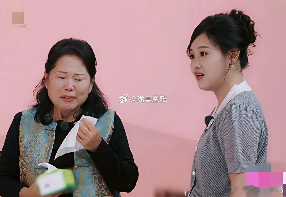 看到代露娃妈妈冷漠的眼神有人说代露娃妈妈是第二个张家齐妈妈我想说：现在的网友都是