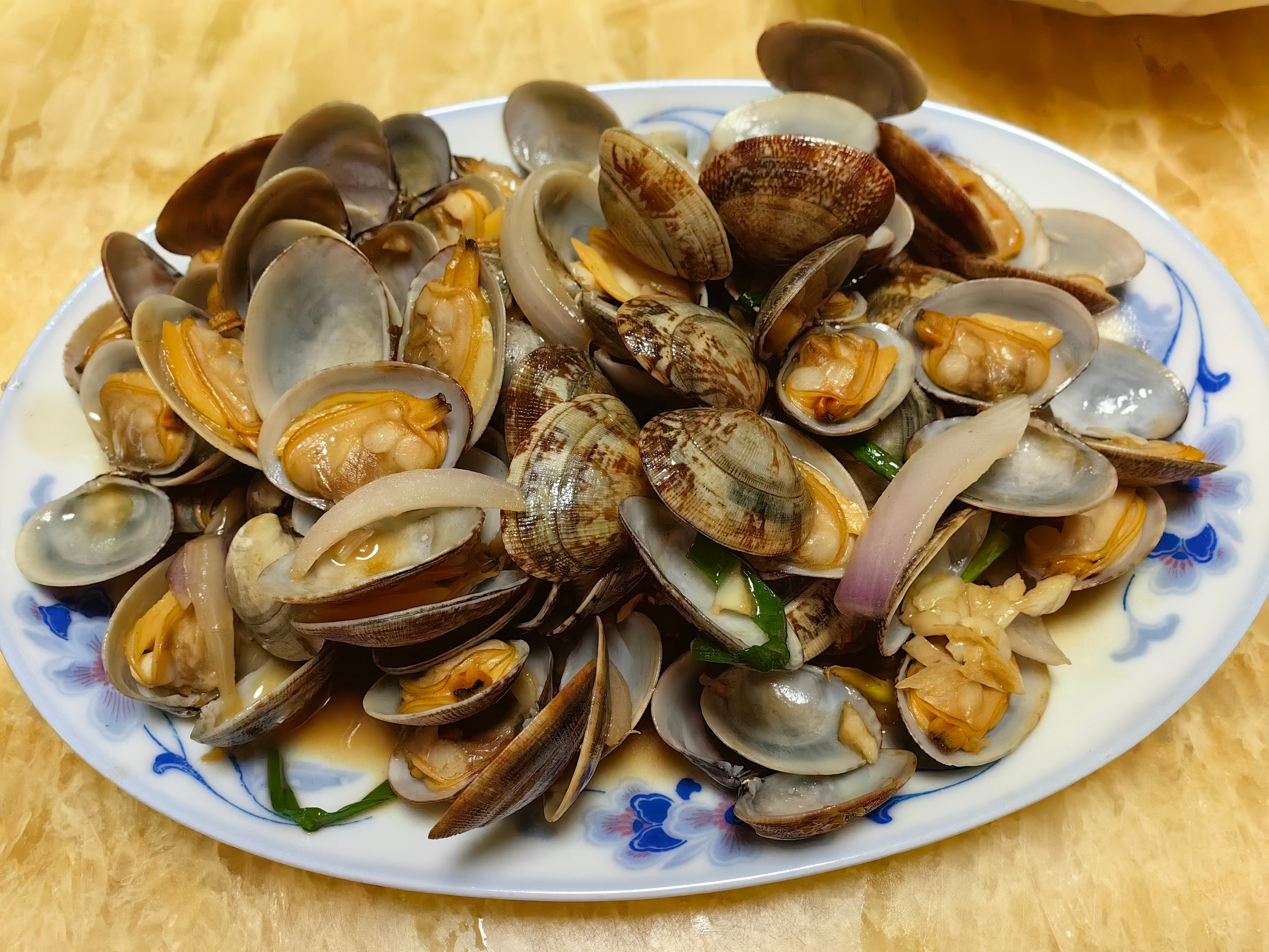 家常菜清蒸鲈鱼，紫菜蛋花汤汤，猪腰炒梅花肉，爆炒花蛤，菜花。