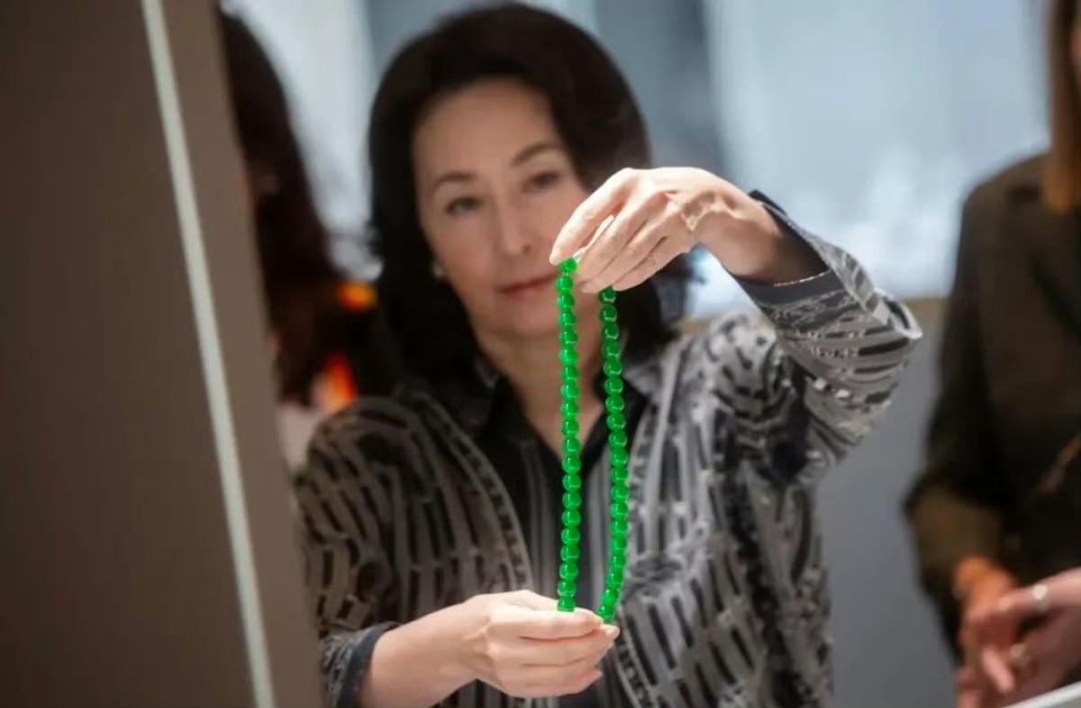 看来赌王一家都喜欢帝王绿，三太四太就有不少帝王绿珠宝，何超琼更是偏爱于此。