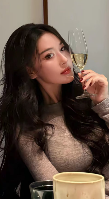 张馨予，真不像生过孩子的人，这身材保持的这么好！真自律啊！​​​