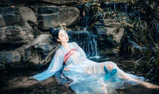 明朝年间，有一个名妓生得十分美貌。14岁那年，老鸨让她第一次接客，她答应了，但是