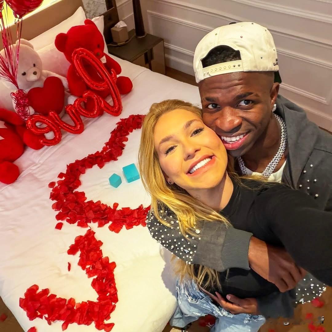 球场失意情场得意,维尼修斯重新获得女朋友谅解重归于好!近日,维尼修斯在社媒上