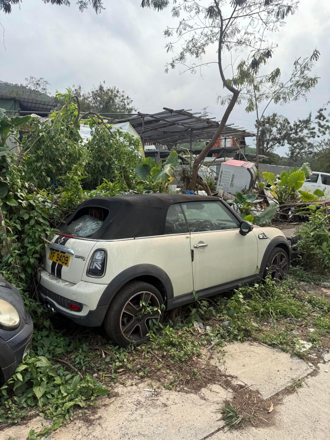 香港乡村路边被遗弃车辆，高昂牌费、停车费、维修成本，让这些被遗弃的车辆，折射出这