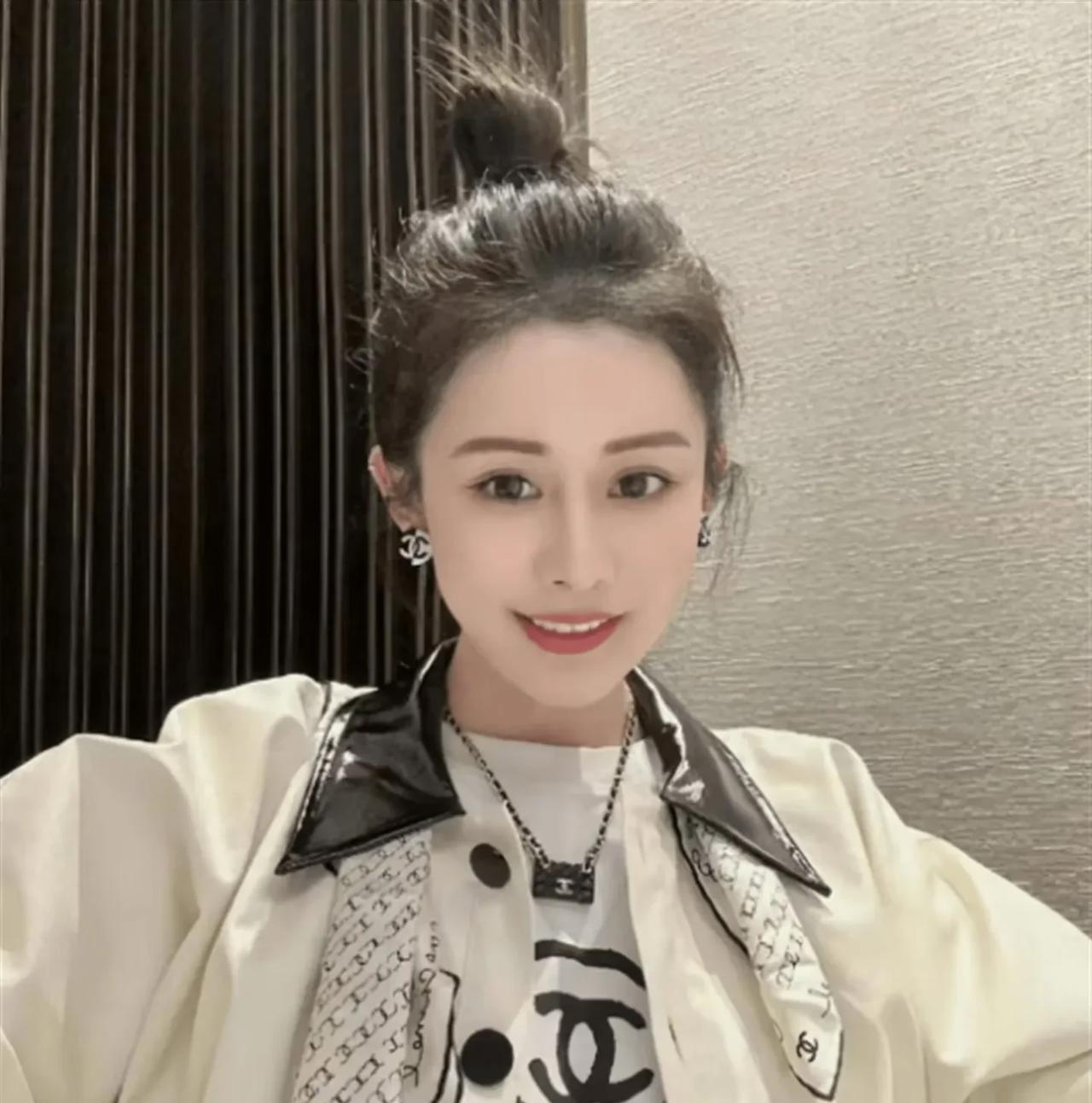 韦雪是一位备受关注的网红，在财富积累和情感生活方面都十分吸睛。她曾与“煤二代”陈