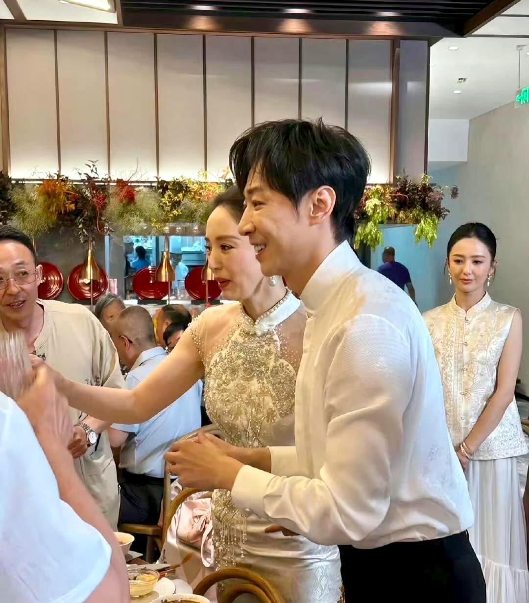 网友都在笑说，早知道董美女这么好追，大家都去追。现在这个男朋友确实很垃圾，