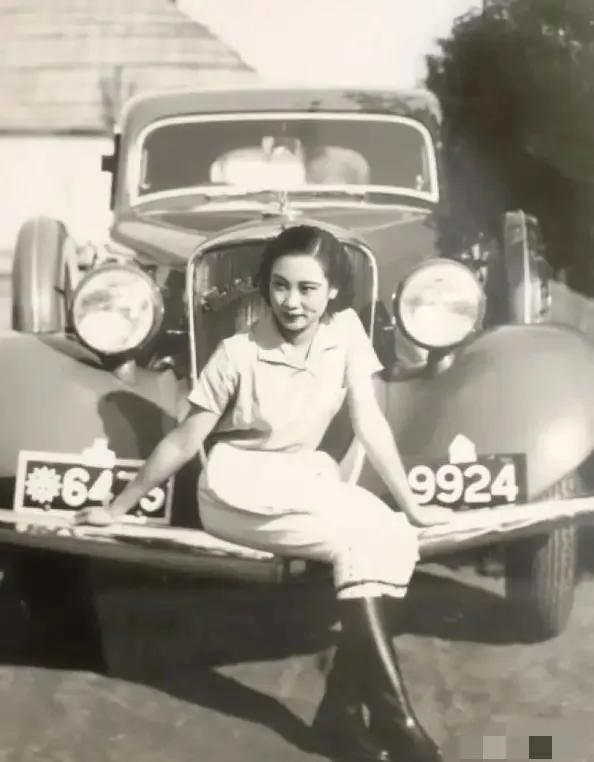 抗战期间，戴笠与胡蝶同居。每天他都会将胡蝶和潘有声所生的女孩送去学校，并把她打扮