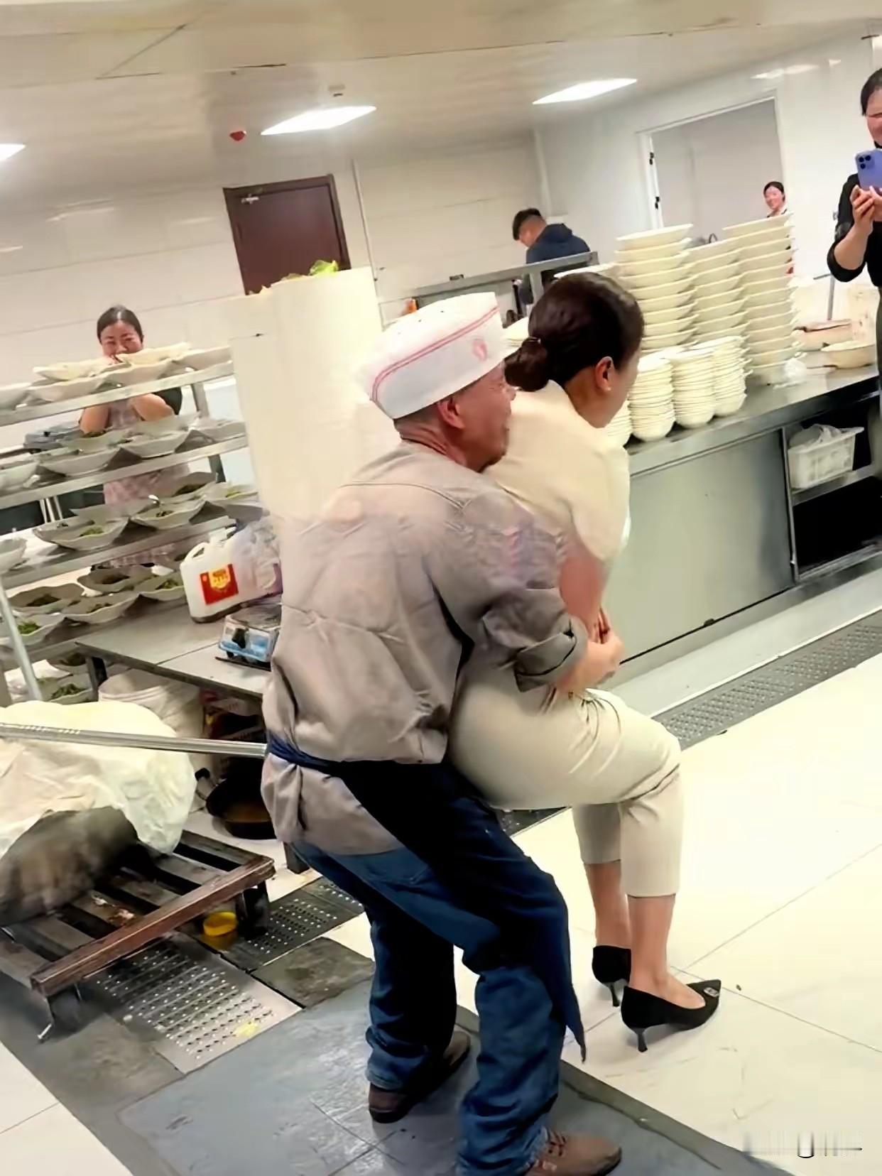 河北邯郸那个小饭庄，后厨里40多岁的矮个子厨师，一把抱起1米74的漂亮老板娘，转