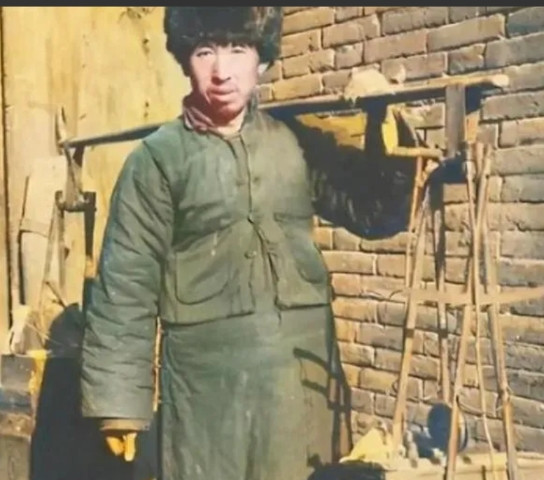 1941年，一个卖油郎问：“村里住多少八路？”小孩嚼着糖直言：“七八个！”谁料，