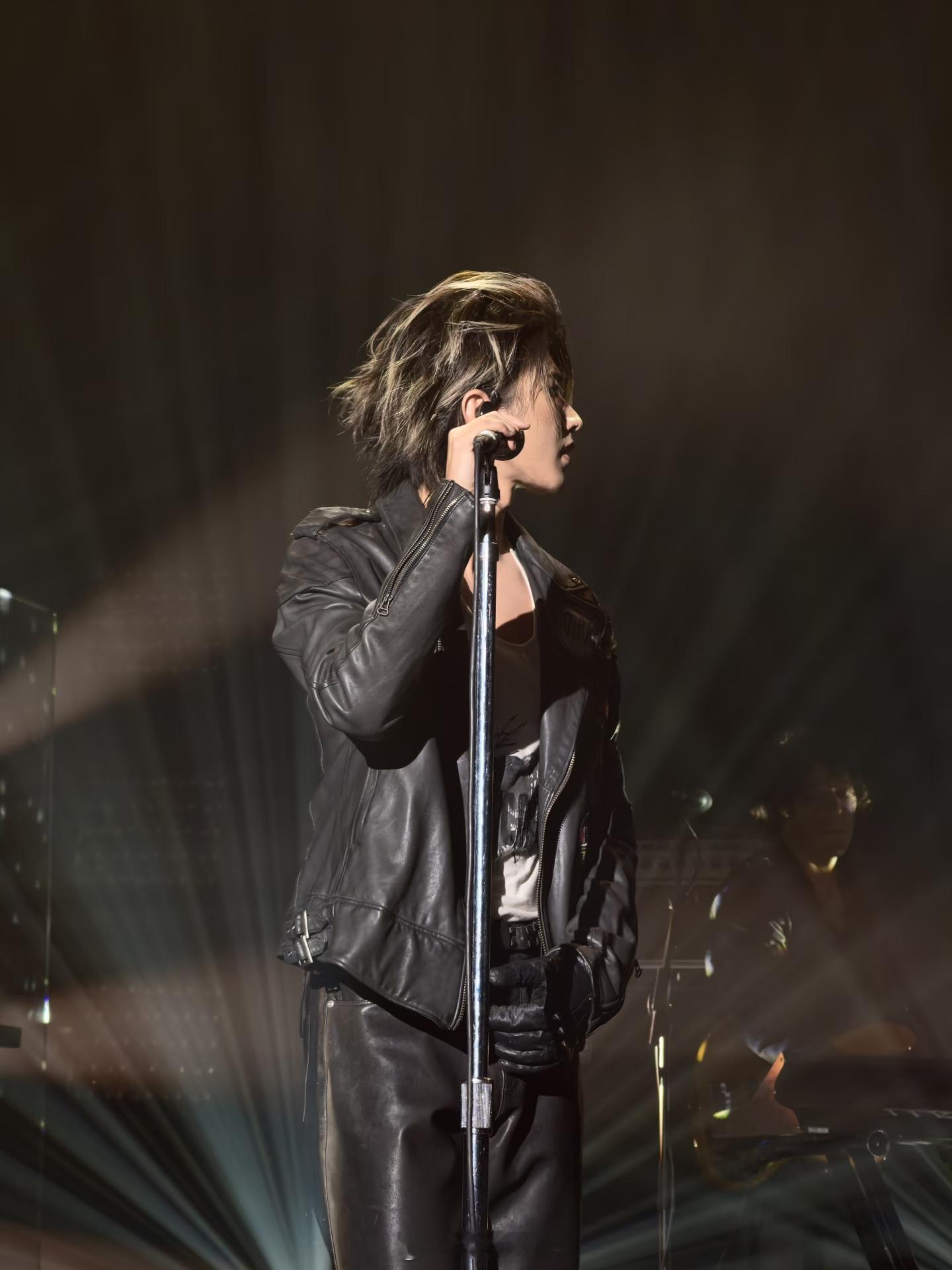 谁教蔡徐坤这样穿衣服的巡演造型持续出圈封神！蔡徐坤解锁野性风穿搭，蛇纹肌理质感十