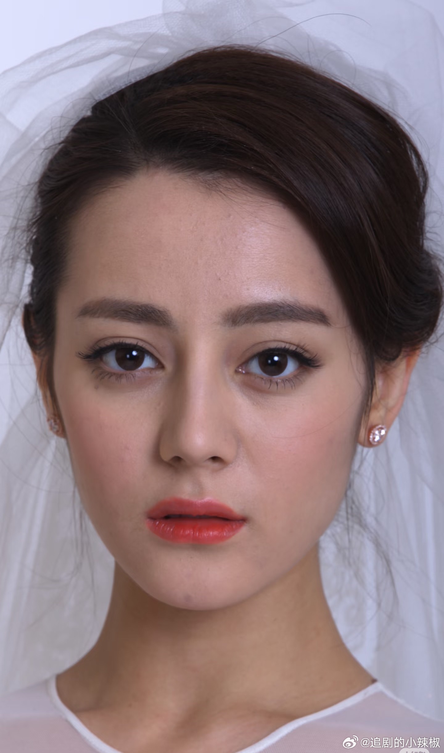 迪丽热巴早期无修定妆生图，眼里藏不住的灵气
