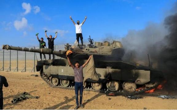 为什么几百万加沙人，宁可坐在沙漠里等着别人援助，也不拿起武器起来反抗。待宰的猪羊