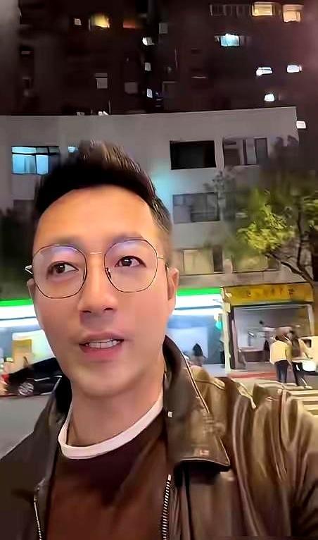 都说他当年甩手走人，如今孙子要出生，他和张兰却在台北的产房外，并排坐着。张