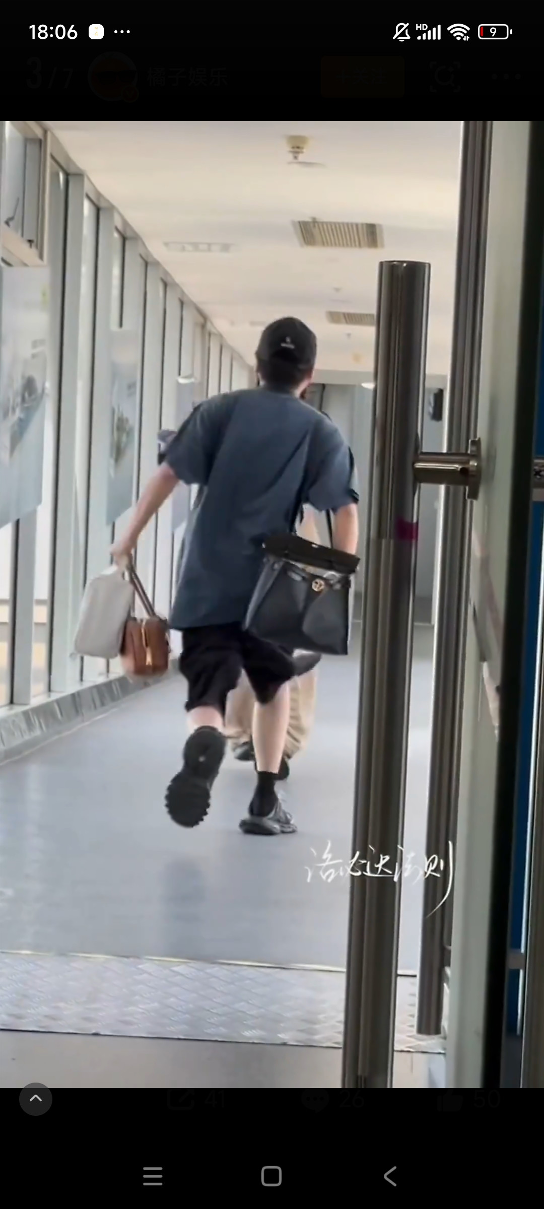 孙怡回应狗仔拍到深夜送异性友人回家的爆料，是唐艺昕的经纪人。“你们看出来我打完麻将送回家的是谁了吗？