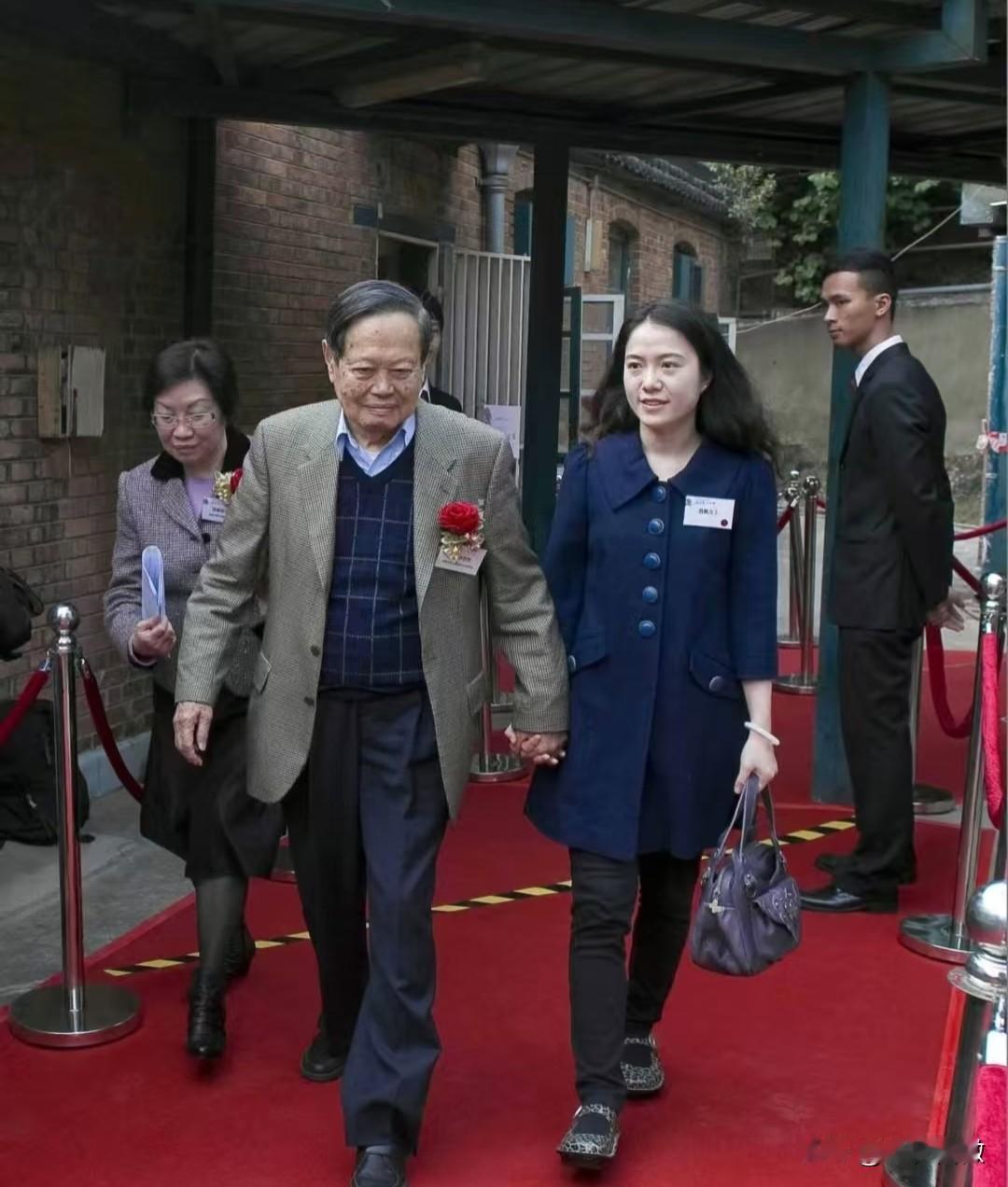 现在才发现翁帆比大多数女人都幸福不是因为杨先生给了她优渥的生活，而是翁帆的婚