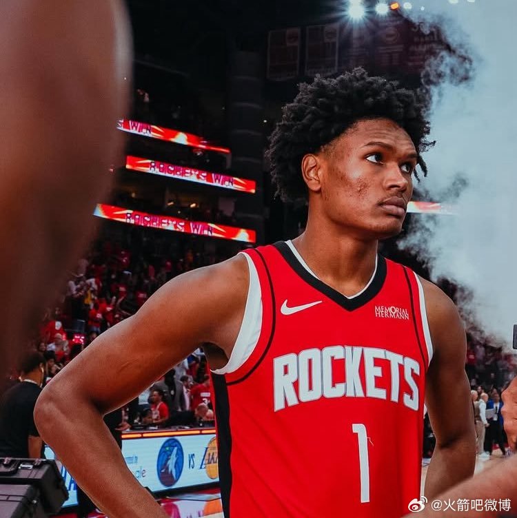 进步飞快！他最初的两个赛季中，阿门汤普森的罚球命中率均为68.4%。现在在他第三