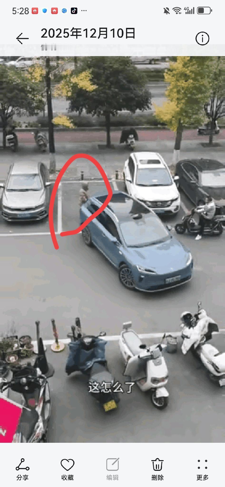 女子人肉占车位，小车司机也没跟她吵，就把车往车位前一停，人就径直离开了，女子一想