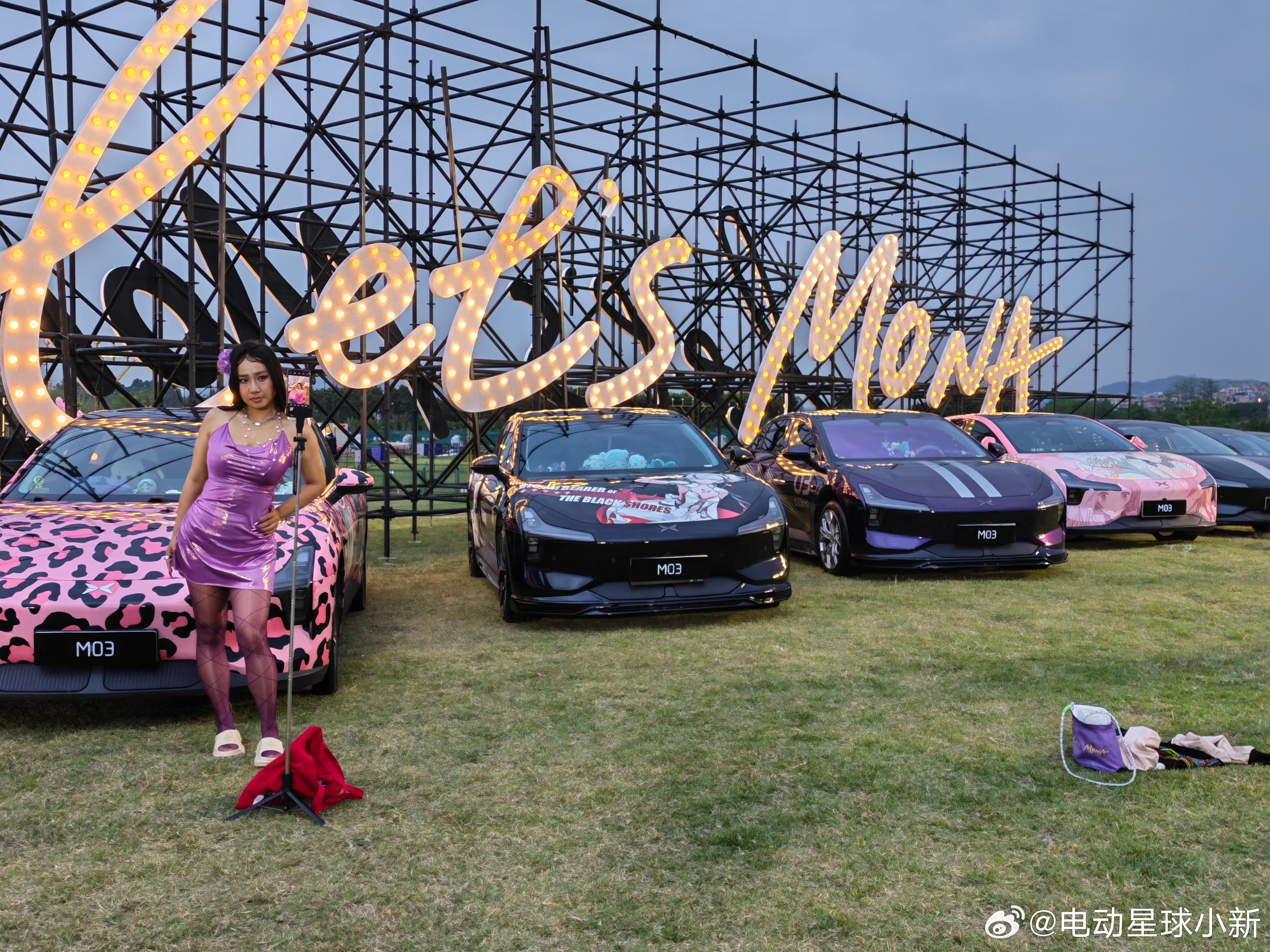 2026款小鹏MONAM03发布会现场，摆放了各式各样涂装的MONAMO3，