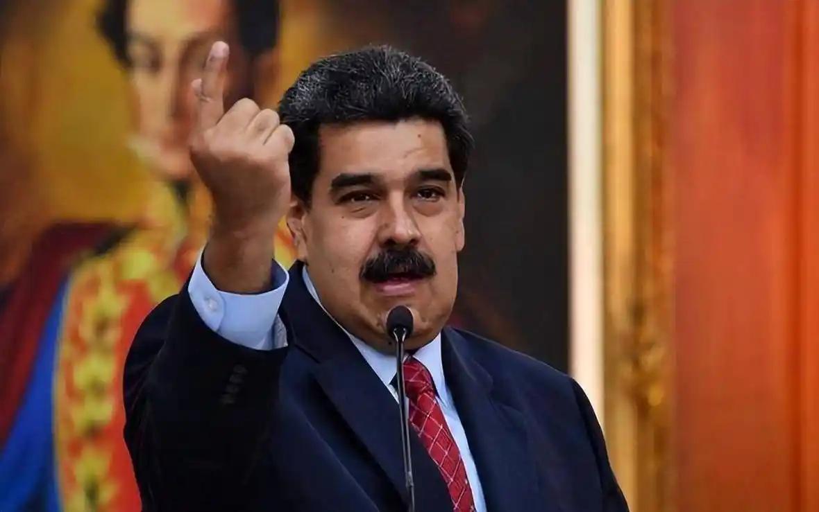 特朗普疯起来是真的没底线！美国特种部队突袭委内瑞拉，直接绑走马杜罗夫妇，一时间搅