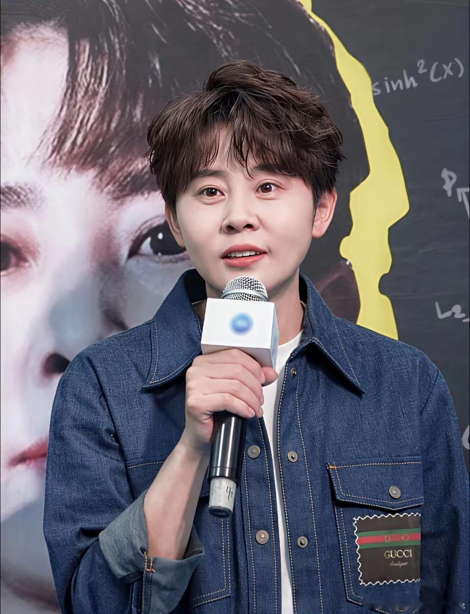 王濛对李佳琦说：“我不会化妆，之前涂口红都跟涂唇膏一样的。”李佳琦说：“你化妆师