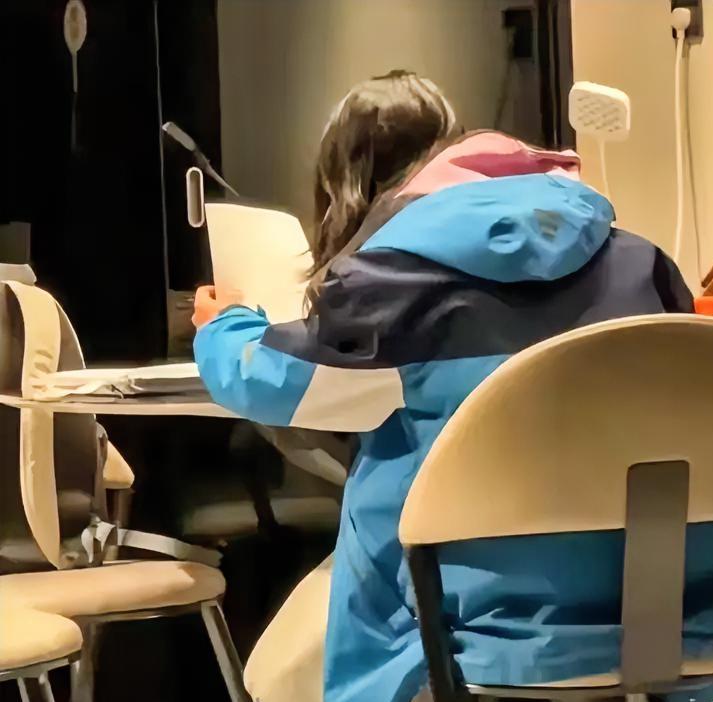 云南一初二女孩妈妈退家长群停补课！真相让千万家长沉默云南单亲妈妈突然退光所有家