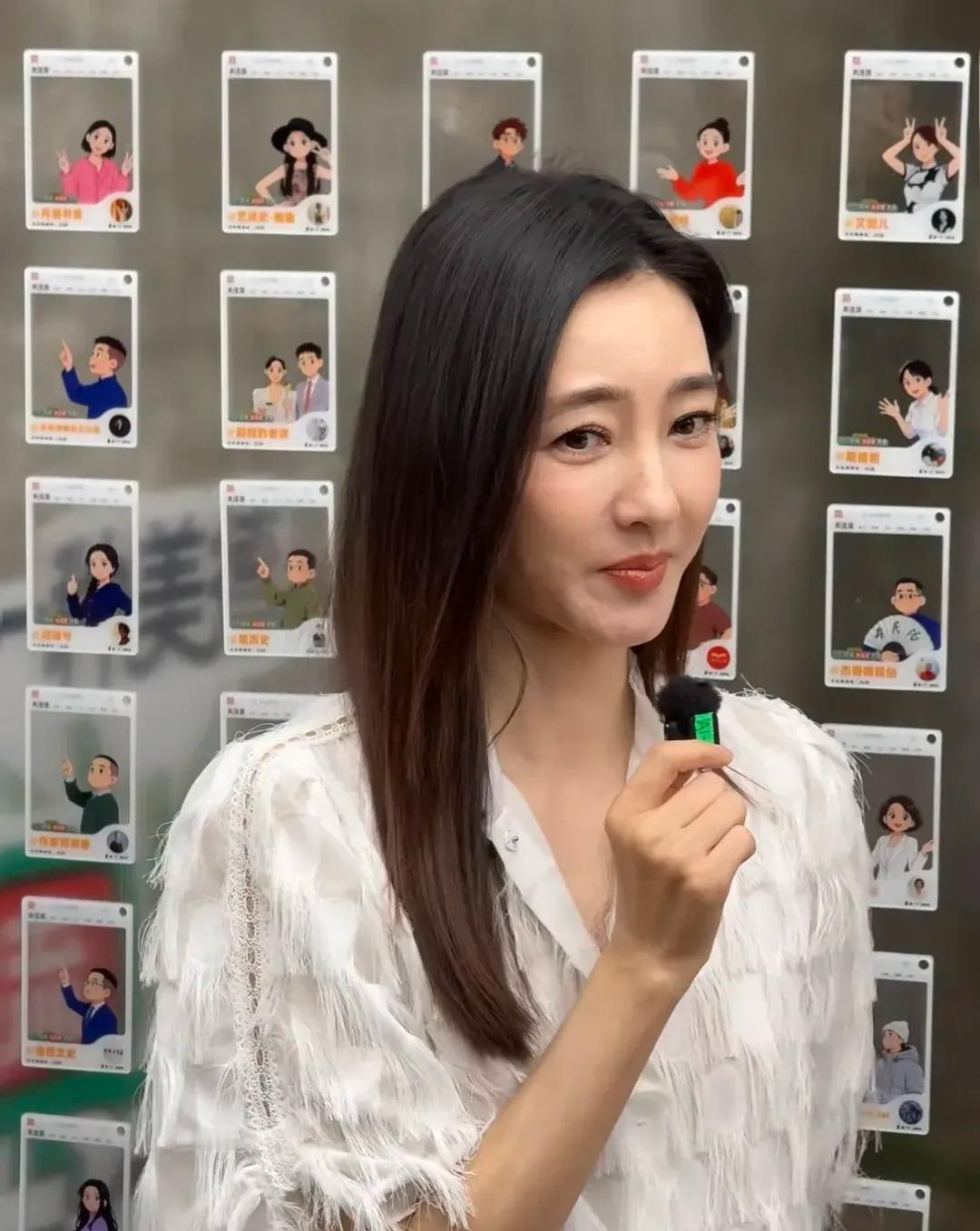 王丽坤现身浙江海宁盐官参加活动，她穿着一件白色衣服，留着一头乌黑长发，皮肤白皙光